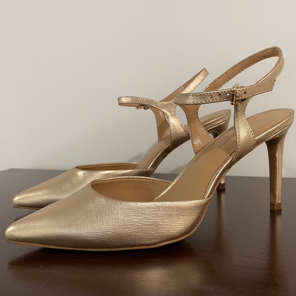 NWOT BANANA REPUBLIC GOLDEN HEELS